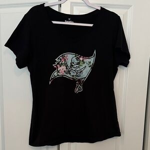 Fanatics Women's Black Tee with Floral buccaneers XL